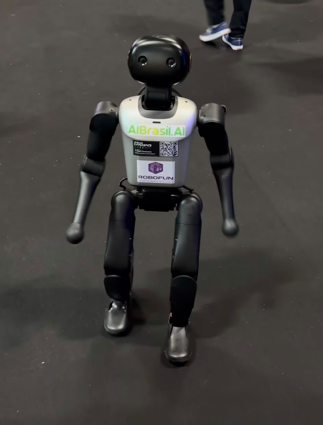 Robô humanoide com o adesivo AIBrasil.AI e Robofun no peito